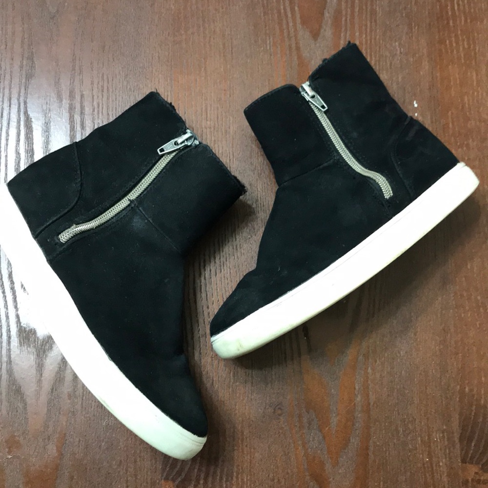Faux fur zip booties. Girls size 2